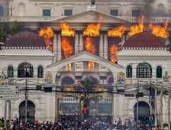 Nepal Membara: Gedung DPR Dibakar, Menteri Diserang, PM Mundur di Tengah Kerusuhan Maut