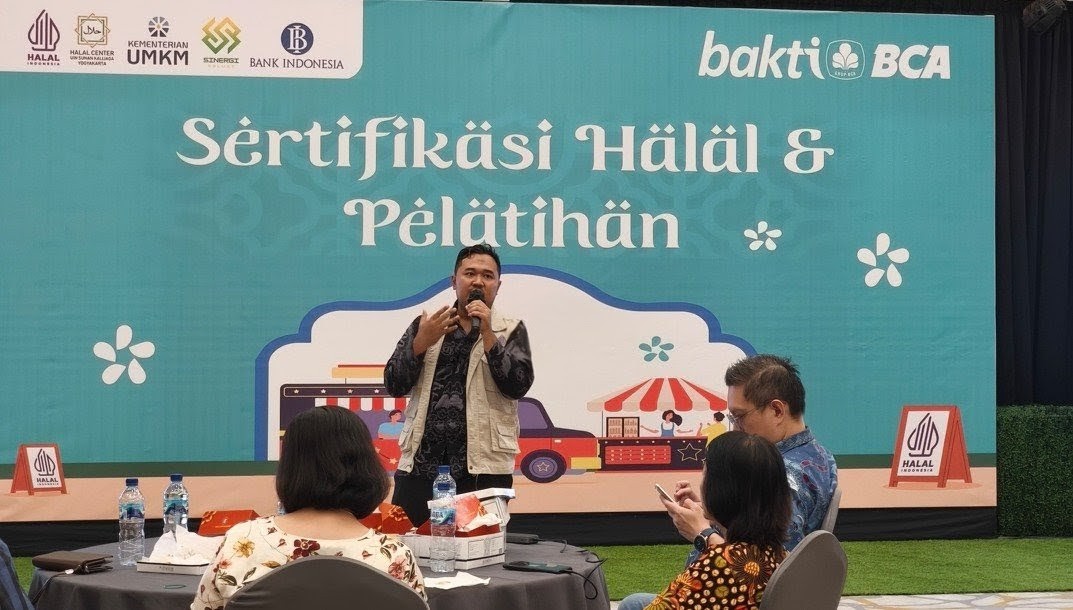 Alfathu Kabiru Rifa'i Sedang mengisi pelatihan sertifikasi halal BCA di Gedung BI serang 18 Juni 2025
